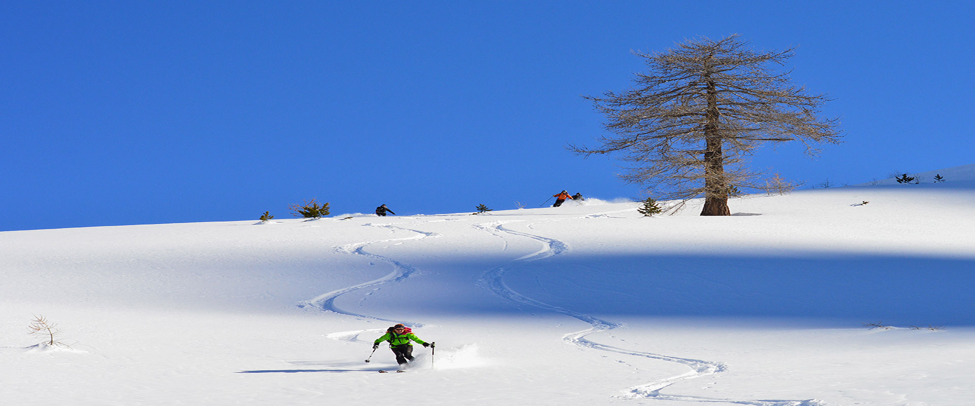 Personne qui ski dans le massif du Queyras